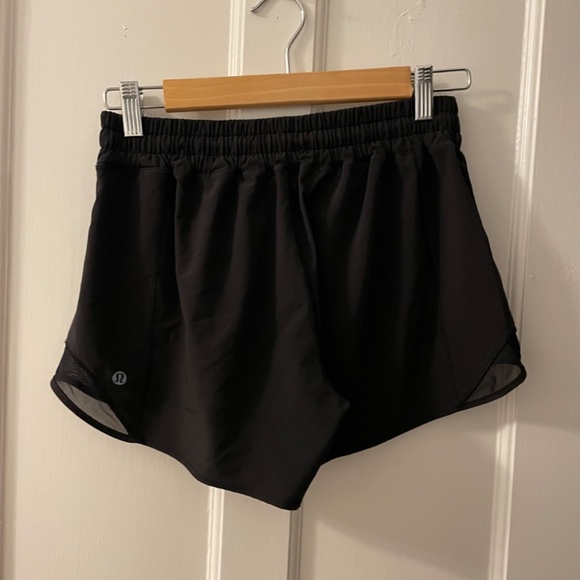 Lululemon Hotty Hot High-Rise Short 2.5", Color Black, Size 8 - Picture 3 of 4